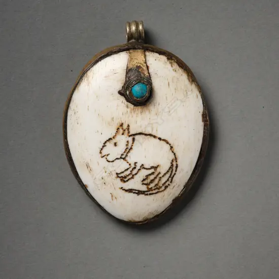 Bone pendant engraved with dog,